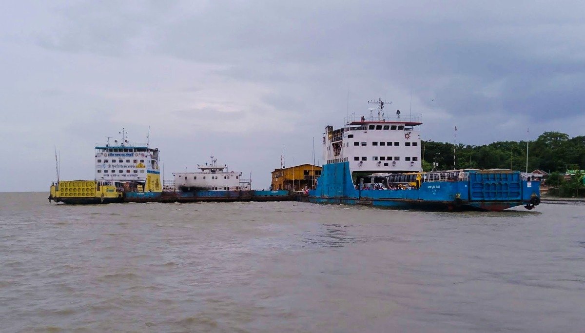 পাটুরিয়া-দৌলতদিয়া নৌরুটে ফেরি চলাচল স্বাভাবিক