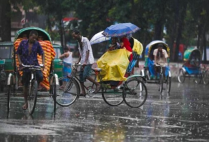 অসময়ে ঢাকায় গুঁড়ি গুঁড়ি বৃষ্টি