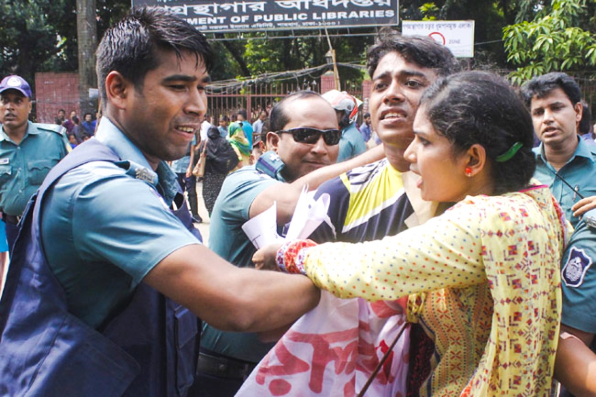 শাহবাগ অবরোধের চেষ্টা আটক ১০ শিক্ষার্থী