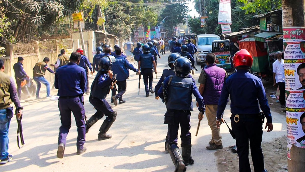 পুলিশ-ছাত্রদল সংঘর্ষে থমথমে প্রেসক্লাব এলাকা