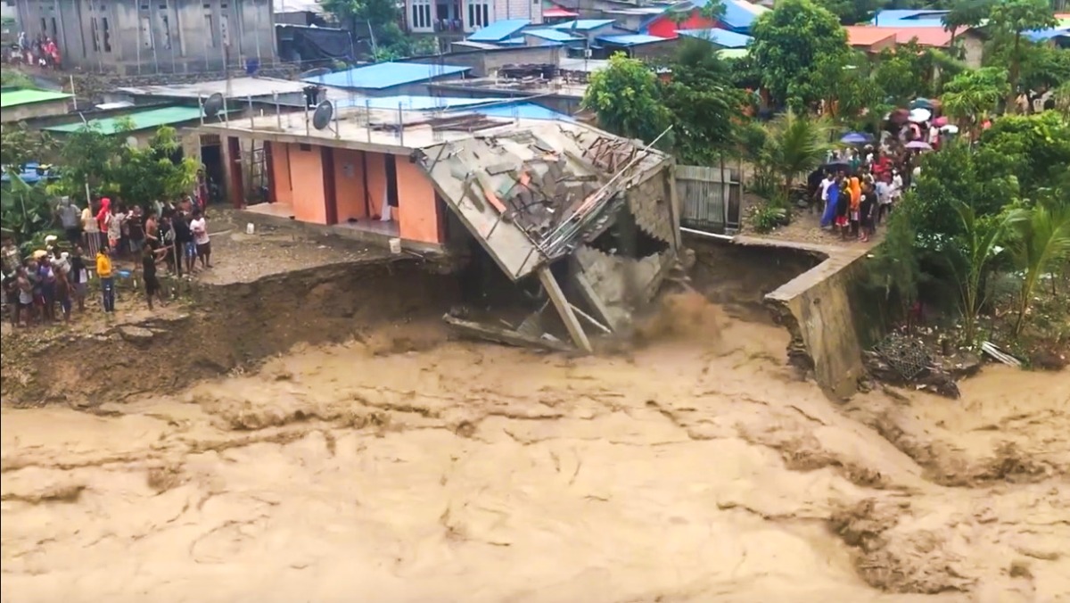 ইন্দোনেশিয়া ও পূর্ব তিমুরে বন্যা-ভূমিধসে ৭৬ জনের প্রাণহানি