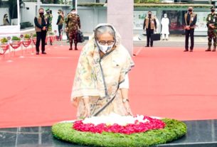 মুজিবনগর দিবসে বঙ্গবন্ধুর প্রতিকৃতিতে প্রধানমন্ত্রীর শ্রদ্ধা