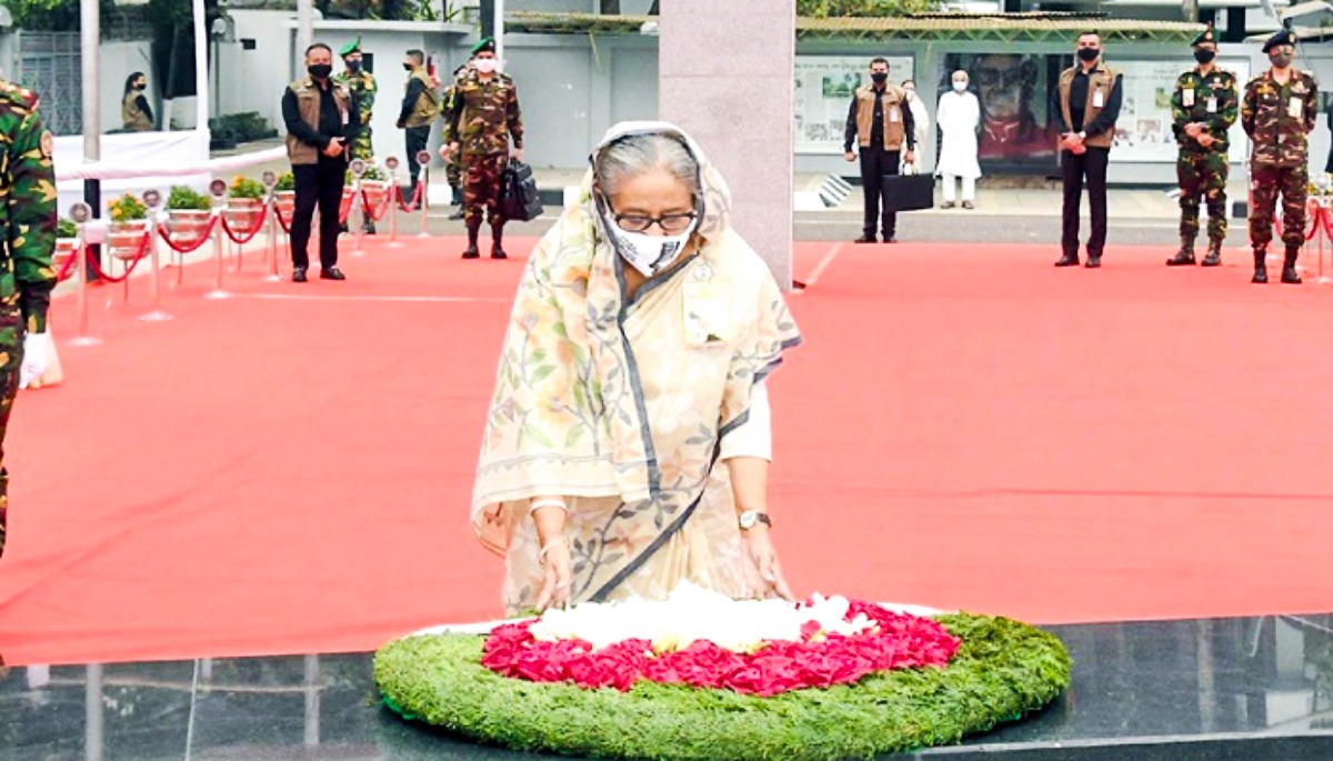 মুজিবনগর দিবসে বঙ্গবন্ধুর প্রতিকৃতিতে প্রধানমন্ত্রীর শ্রদ্ধা