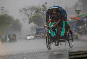 রাজধানীতে ঝুম বৃষ্টি- ভোগান্তিতে অফিসগামী মানুষ