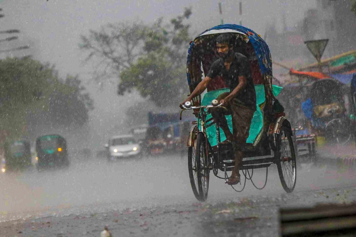 রাজধানীতে ঝুম বৃষ্টি- ভোগান্তিতে অফিসগামী মানুষ