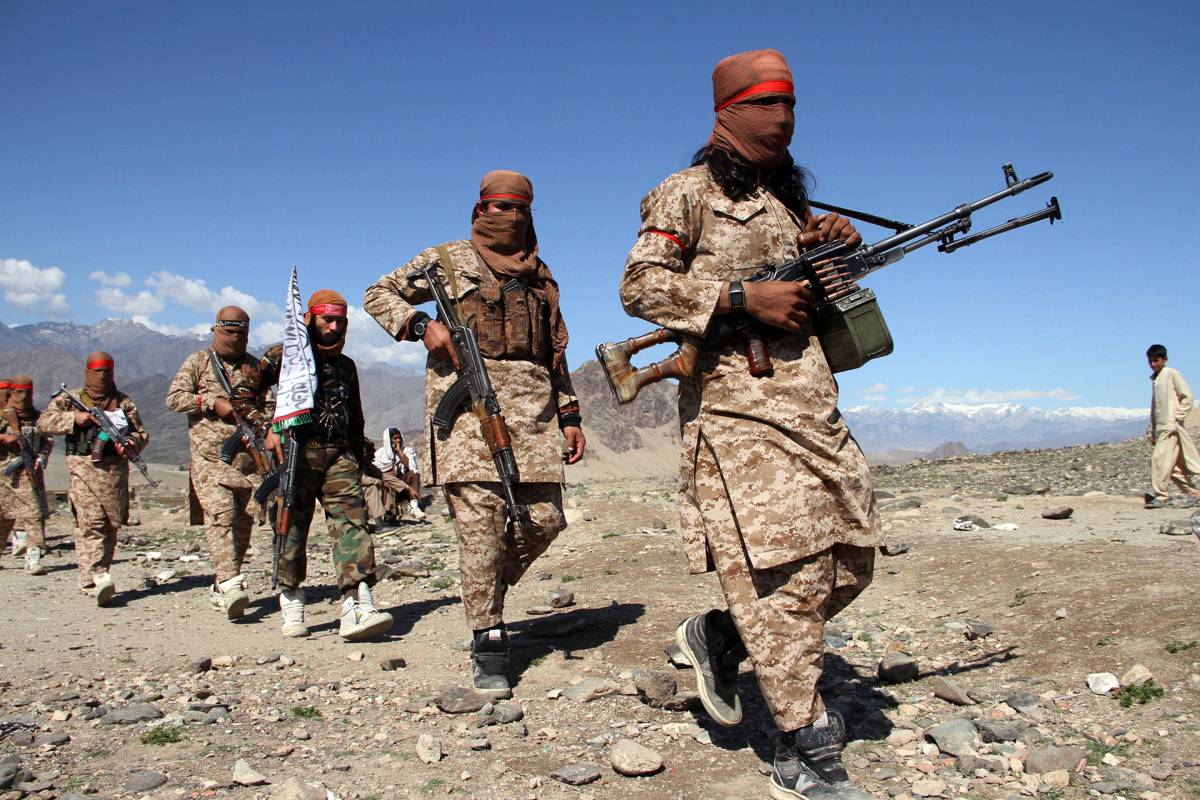 তালেবানের আক্রমণে পালাচ্ছে আফগান সেনারা