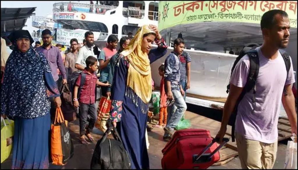 ঈদ যাত্রা: নাড়ির টানে বাড়ি ফিরছে মানুষ, ফাঁকা হচ্ছে ঢাকা