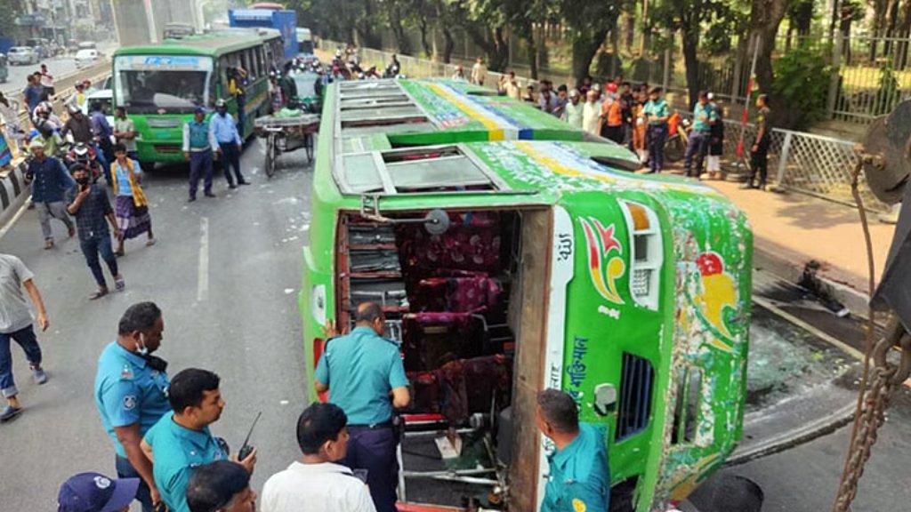 রাজধানীর শেরেবাংলা নগরে যাত্রীবাহী বাস উল্টে আহত অনেকে
