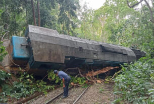 উল্টে যাওয়া ট্রেন উদ্ধারে কাজ চলছে, কালনীর যাত্রা বাতিল