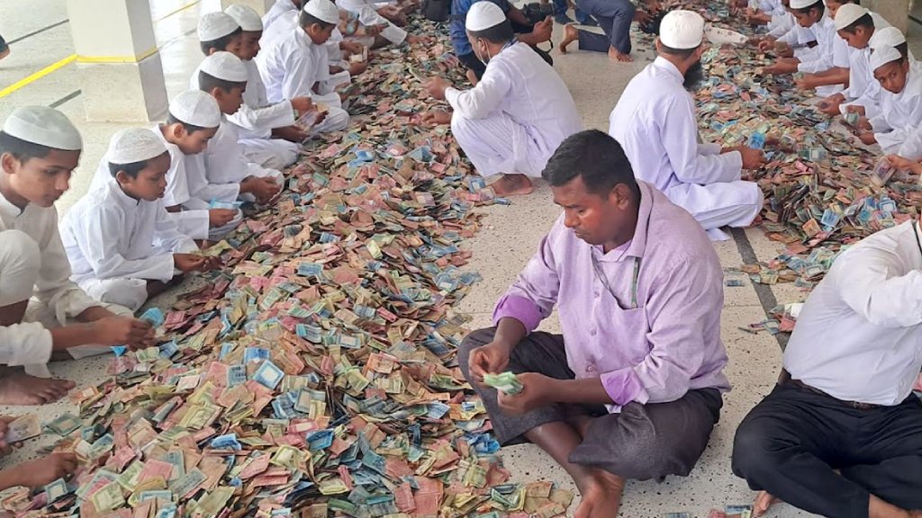 পাগলা মসজিদের দানবাক্সে মিলল ১৯ বস্তা টাকা