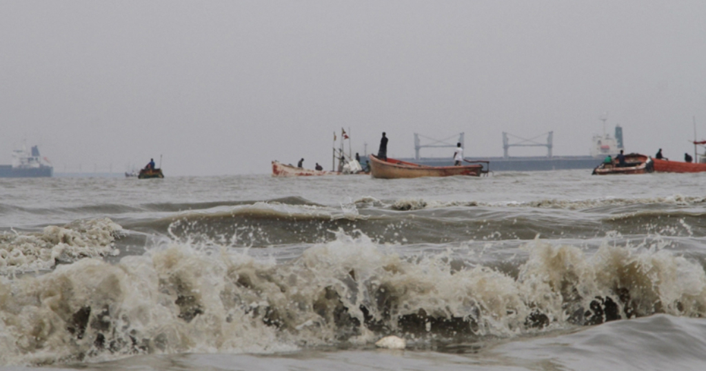 ৬০ কিলোমিটার বেগে ঝড়ের পূর্বাভাস, সমুদ্রবন্দরে ৩ নম্বর সতর্ক সংকেত