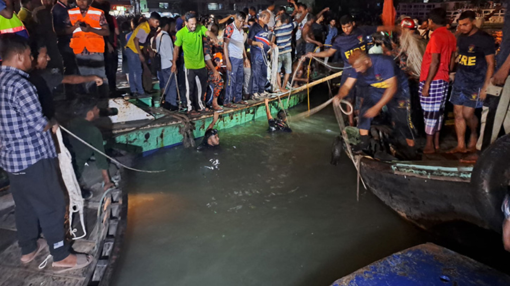 বুড়িগঙ্গায় বাল্কহেডের ধাক্কায় ওয়াটার বাস ডুবে নিহত ৪