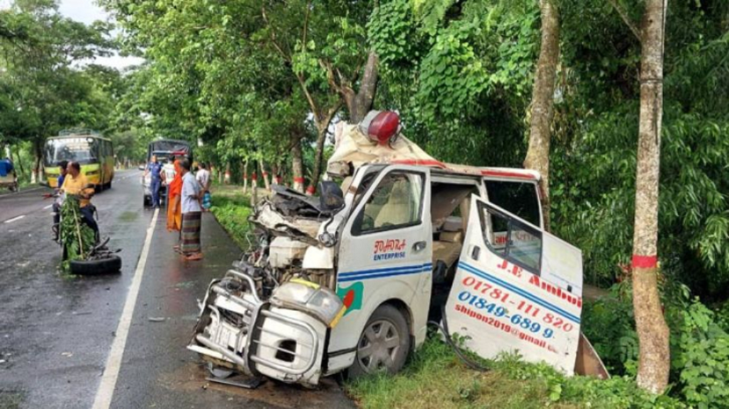 রোগী নিয়ে হাসপাতালে যাওয়ার পথে ৪ জন নিহত