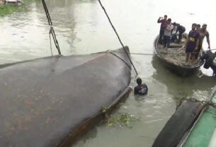 ১২ ঘণ্টা পর বুড়িগঙ্গায় ডুবে যাওয়া ওয়াটার বাস উদ্ধার