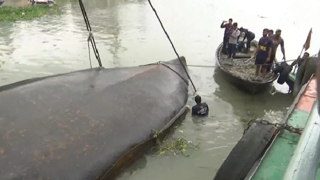 ১২ ঘণ্টা পর বুড়িগঙ্গায় ডুবে যাওয়া ওয়াটার বাস উদ্ধার