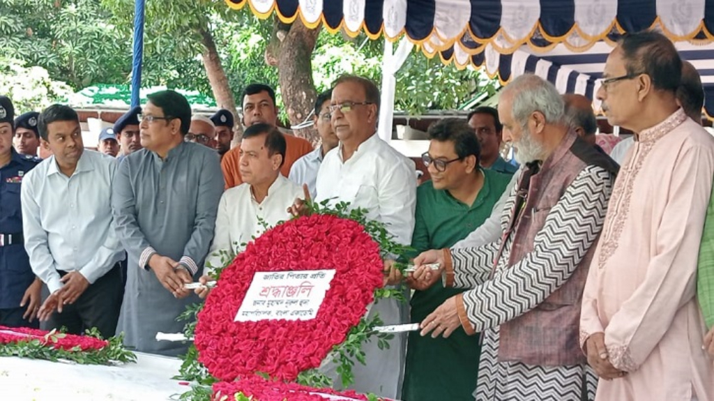 জাতির পিতার সমাধিতে সংস্কৃতি প্রতিমন্ত্রীর শ্রদ্ধা