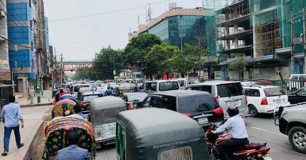 ভিড়-দুর্ভোগ— পুরনো চেহারায় ঢাকা